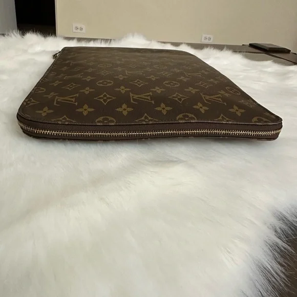 Auth Stunning Porte Clutch